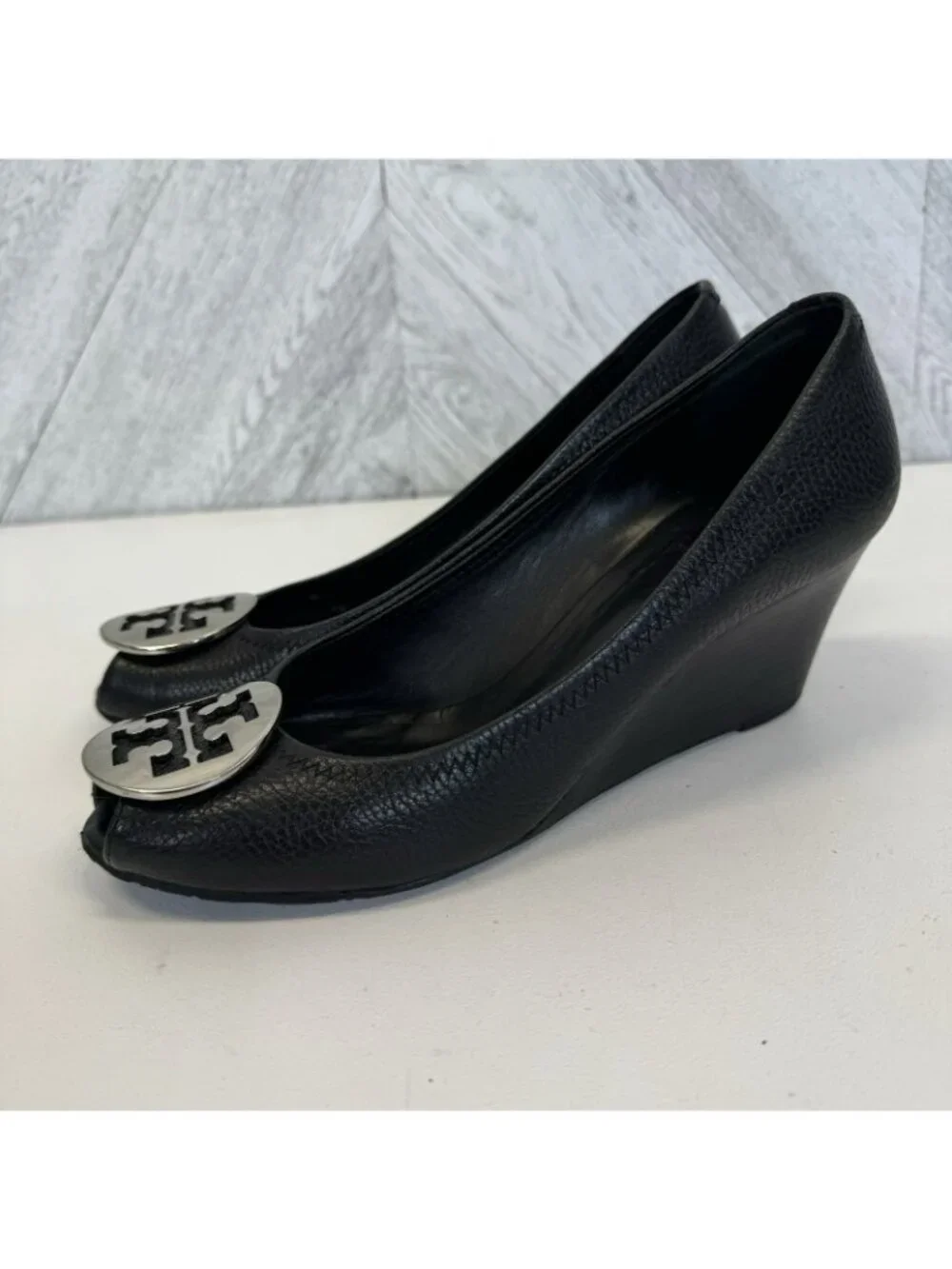 Tory Burch Sally 2 Black Leather Peep Toe Wedge Shoes Womens Size 10 Silver Logo